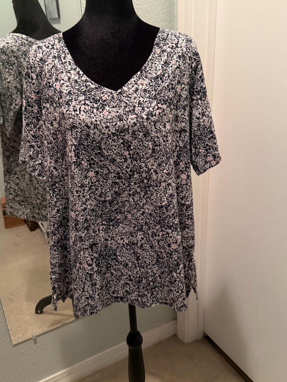 Isaac Mizrahi Navy and Light Pink Floral V-Neck Short Sleeve Top